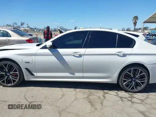 2023 BMW 5 Series 530e z VIN WBA13AG02PCM85786, wystawiony jako IAAI lot #41830816 z przebiegiem 44 695 mil mil oraz . Historia ofert i sprzedaży dostępna na DreamBid. Obrazek 15.