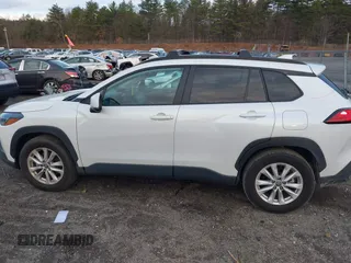 2022 Toyota Corolla Cross LE z VIN 7MUBAABG0NV030759, wystawiony jako IAAI lot #41821277 z przebiegiem 16 044 mil mil oraz . Historia ofert i sprzedaży dostępna na DreamBid. Obrazek 14.