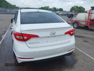 2017 Hyundai Sonata SE z VIN 5NPE24AF7HH556136, wystawiony jako IAAI lot #42134580 z przebiegiem 64 333 mil mil oraz . Historia ofert i sprzedaży dostępna na DreamBid. Obrazek 16.