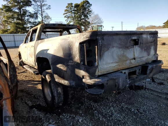 2015 GMC Sierra 3500HD Denali z VIN 1GT424E82FF671807, wystawiony jako Copart lot #38104654 z przebiegiem Nie podano mil oraz Nie do naprawy • Non repairable. Historia ofert i sprzedaży dostępna na DreamBid. Obrazek 2.