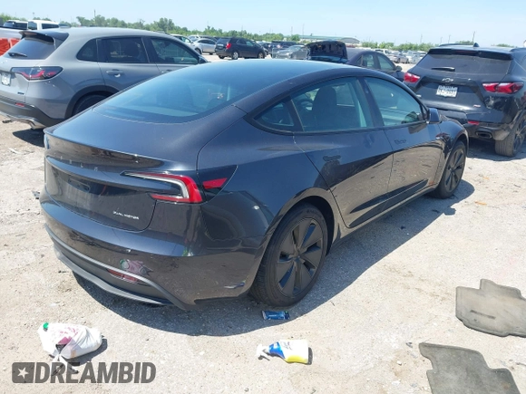 2025 Tesla Model 3 Long Range z VIN 5YJ3E1EB6SF924607, wystawiony jako IAAI lot #42255758 z przebiegiem 5 881 mil mil oraz . Historia ofert i sprzedaży dostępna na DreamBid. Obrazek 4.