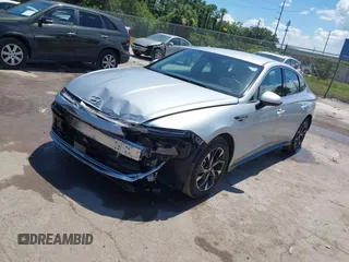 2025 Hyundai Sonata SEL z VIN KMHL64JAXSA452153, wystawiony jako IAAI lot #42481619 z przebiegiem 9 287 mil mil oraz . Historia ofert i sprzedaży dostępna na DreamBid. Obrazek 2.