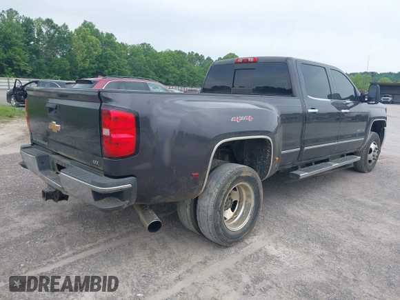 2015 Chevrolet Silverado 3500HD LTZ z VIN 1GC4K0C85FF127359, wystawiony jako IAAI lot #42252408 z przebiegiem 273 905 mil mil oraz . Historia ofert i sprzedaży dostępna na DreamBid. Obrazek 4.