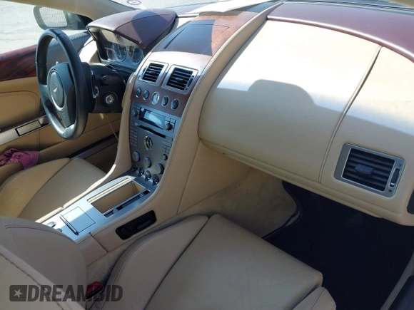 2005 Aston Martin DB9 z VIN SCFAD01A75GA01262, wystawiony jako IAAI lot #41937486 z przebiegiem 35 538 mil mil oraz . Historia ofert i sprzedaży dostępna na DreamBid. Obrazek 5.