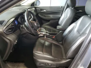 2020 Buick Encore GX Essence z VIN KL4MMFSL4LB095343, wystawiony jako Copart lot #47277695 z przebiegiem 135 502 mil mil oraz Czysty tytuł • Clean title. Historia ofert i sprzedaży dostępna na DreamBid. Obrazek 7.