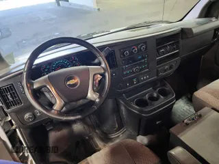 2015 Chevrolet Express Cargo z VIN 1GCZGTCG7F1151711, wystawiony jako IAAI lot #42760684 z przebiegiem 139 234 mil mil oraz . Historia ofert i sprzedaży dostępna na DreamBid. Obrazek 1.