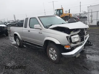 1999 Nissan Frontier XE z VIN 1N6ED26Y3XC307168, wystawiony jako IAAI lot #41765751 z przebiegiem 133 127 mil mil oraz . Historia ofert i sprzedaży dostępna na DreamBid. Obrazek 1.