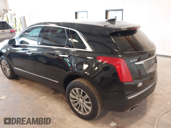 2019 Cadillac XT5 Luxury FWD z VIN 1GYKNCRS2KZ197052, wystawiony jako IAAI lot #42242466 z przebiegiem 86 678 mil mil oraz . Historia ofert i sprzedaży dostępna na DreamBid. Obrazek 3.