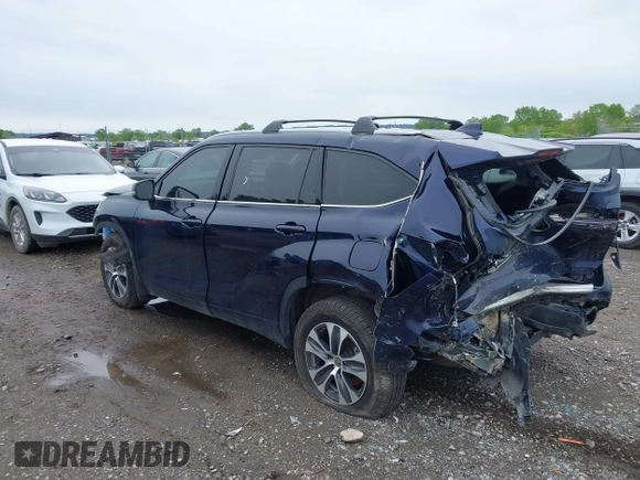 2022 Toyota Highlander XLE with VIN 5TDGZRBH6NS591080, listed as a IAAI auction lot 42271952 with 36,895 mi miles and . Bid and sale history available at DreamBid. Image 3.