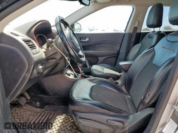 2020 Jeep Compass Trailhawk z VIN 3C4NJDDB6LT202919, wystawiony jako Copart lot #66373195 z przebiegiem 122 039 mil mil oraz Czysty tytuł • Clean title. Historia ofert i sprzedaży dostępna na DreamBid. Obrazek 7.