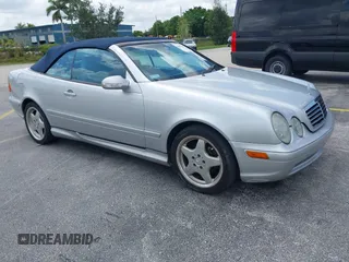 2001 Mercedes-Benz CLK 320/430 z VIN WDBLK70GX1T069063, wystawiony jako IAAI lot #42353619 z przebiegiem 107 770 mil mil oraz . Historia ofert i sprzedaży dostępna na DreamBid. Obrazek 1.