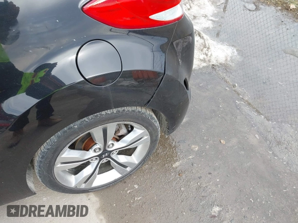 2013 Hyundai Veloster w/Black Int z VIN KMHTC6ADXDU149793, wystawiony jako IAAI lot #41537953 z przebiegiem 117 635 mil mil oraz . Historia ofert i sprzedaży dostępna na DreamBid. Obrazek 6.