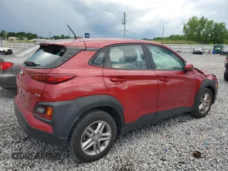 2021 Hyundai Kona SE z VIN KM8K1CAA4MU644545, wystawiony jako Copart lot #56588105 z przebiegiem 86 172 mil mil oraz Szkody całkowita. Historia ofert i sprzedaży dostępna na DreamBid. Obrazek 3.
