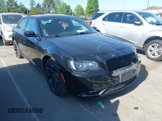2019 Chrysler 300 S z VIN 2C3CCABG8KH628668, wystawiony jako IAAI lot #42060870 z przebiegiem 86 694 mil mil oraz . Historia ofert i sprzedaży dostępna na DreamBid. Obrazek 1.