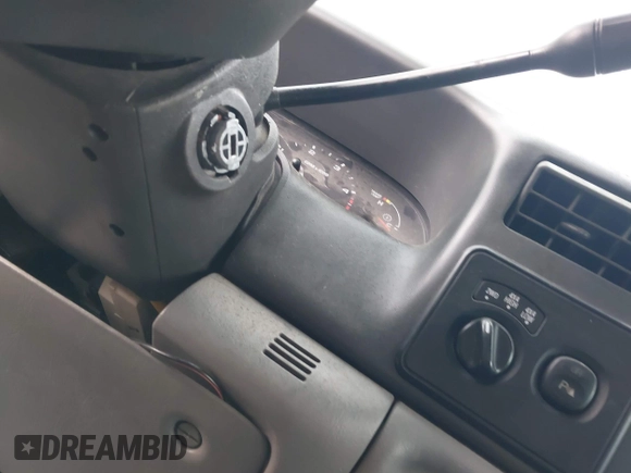2004 Ford F-350 XL with VIN 1FTSW31P84EB44344, listed as a IAAI auction lot 42530363 with 220,626 mi miles and . Bid and sale history available at DreamBid. Image 17.