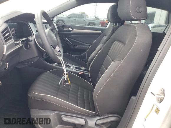 2024 Volkswagen Jetta Sport z VIN 3VWBM7BU5RM064239, wystawiony jako Copart lot #56645935 z przebiegiem 25 067 mil mil oraz Nie do naprawy • Non repairable. Historia ofert i sprzedaży dostępna na DreamBid. Obrazek 7.