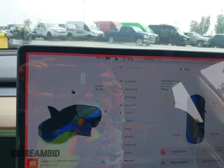 2020 Tesla Model 3 Standard Range Plus z VIN 5YJ3E1EA8LF785010, wystawiony jako IAAI lot #42130951 z przebiegiem 90 072 mil mil oraz . Historia ofert i sprzedaży dostępna na DreamBid. Obrazek 18.