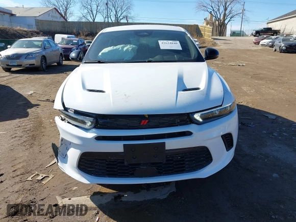 2024 Dodge Hornet GT z VIN ZACNDFAN4R3A39440, wystawiony jako IAAI lot #41624840 z przebiegiem 12 889 mil mil oraz . Historia ofert i sprzedaży dostępna na DreamBid. Obrazek 12.