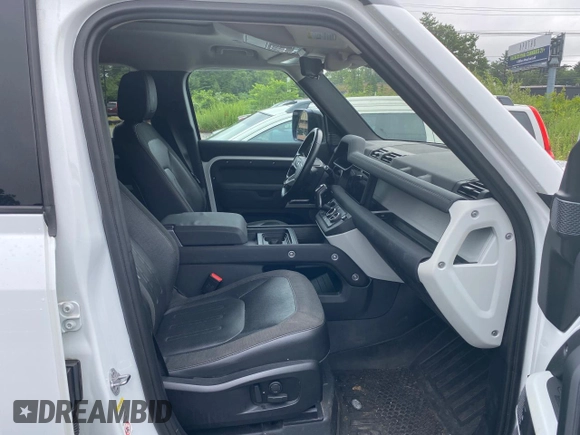2020 Land Rover Defender SE z VIN SALEP7EU8L2018785, wystawiony jako Copart lot #64399995 z przebiegiem 99 999 mil mil oraz Czysty tytuł • Clean title. Historia ofert i sprzedaży dostępna na DreamBid. Obrazek 5.