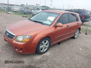 2009 Kia Spectra Spectra5 z VIN KNAFE241995024725, wystawiony jako IAAI lot #42193430 z przebiegiem 228 088 mil mil oraz . Historia ofert i sprzedaży dostępna na DreamBid. Obrazek 2.