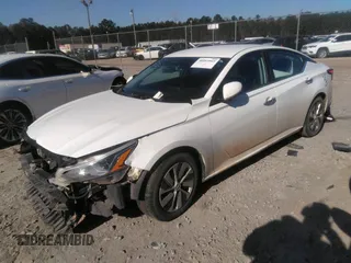 2020 Nissan Altima 2.5 S with VIN 1N4BL4BV6LC240694, listed as a IAAI auction lot 40997565 with 131,332 mi miles. Bid and sale history available at carsss.com. Image 2.