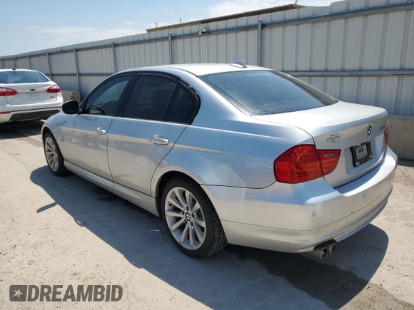 2011 BMW 3 Series 328i xDrive z VIN WBAPK5G50BNN81333, wystawiony jako Copart lot #55957035 z przebiegiem 111 875 mil mil oraz Szkody całkowita. Historia ofert i sprzedaży dostępna na DreamBid. Obrazek 2.