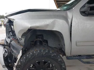 2010 Chevrolet Silverado 1500 LT with VIN 3GCRKSE30AG290298, listed as a IAAI auction lot 41657081 with 175,686 mi miles. Bid and sale history available at carsss.com. Image 17.
