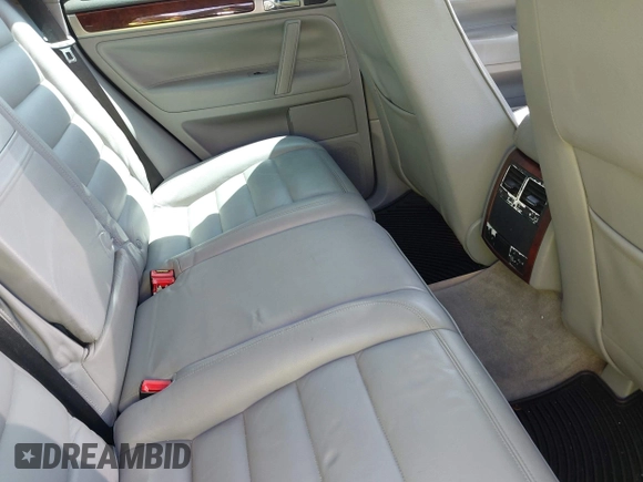 2005 Volkswagen Touareg 4.2L V8 z VIN WVGZM77L15D080697, wystawiony jako IAAI lot #42399779 z przebiegiem 138 040 mil mil oraz . Historia ofert i sprzedaży dostępna na DreamBid. Obrazek 8.