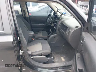 2010 Jeep Patriot Sport z VIN 1J4NT2GB1AD529283, wystawiony jako IAAI lot #42306792 z przebiegiem 195 840 mil mil oraz . Historia ofert i sprzedaży dostępna na DreamBid. Obrazek 5.