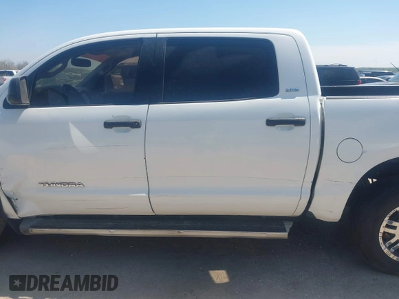 2011 Toyota Tundra z VIN 5TFEY5F18BX105276, wystawiony jako IAAI lot #41735082 z przebiegiem 221 992 mil mil oraz . Historia ofert i sprzedaży dostępna na DreamBid. Obrazek 14.
