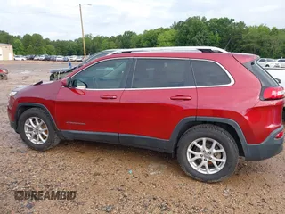 2017 Jeep Cherokee Latitude z VIN 1C4PJLCB2HW642335, wystawiony jako IAAI lot #42468776 z przebiegiem 147 126 mil mil oraz . Historia ofert i sprzedaży dostępna na DreamBid. Obrazek 14.