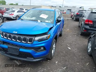 2023 Jeep Compass Latitude z VIN 3C4NJDBN6PT513561, wystawiony jako IAAI lot #42344712 z przebiegiem 4 873 mil mil oraz . Historia ofert i sprzedaży dostępna na DreamBid. Obrazek 17.