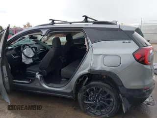 2023 GMC Terrain SLE z VIN 3GKALTEG8PL208986, wystawiony jako IAAI lot #40679682 z przebiegiem 11 023 mil mil oraz . Historia ofert i sprzedaży dostępna na DreamBid. Obrazek 6.