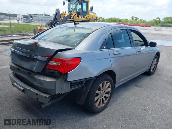 2014 Chrysler 200 Touring z VIN 1C3CCBBG3EN115295, wystawiony jako IAAI lot #42016271 z przebiegiem 201 749 mil mil oraz . Historia ofert i sprzedaży dostępna na DreamBid. Obrazek 4.