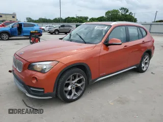 2015 BMW X1 xDrive28i z VIN WBAVL1C51FVY24981, wystawiony jako Copart lot #54430905 z przebiegiem 99 001 mil mil oraz Szkoda całkowita • Salvage title. Historia ofert i sprzedaży dostępna na DreamBid. Obrazek 1.