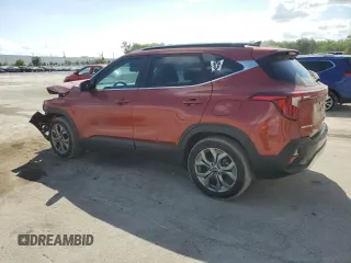 2024 Kia Seltos S z VIN KNDEU2AAXR7536925, wystawiony jako Copart lot #54615355 z przebiegiem 7 558 mil mil oraz Szkoda całkowita • Salvage title. Historia ofert i sprzedaży dostępna na DreamBid. Obrazek 2.