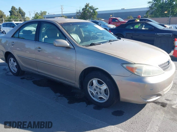 2002 Toyota Camry XLE z VIN 4T1BF32KX2U034414, wystawiony jako IAAI lot #42281225 z przebiegiem 141 434 mil mil oraz . Historia ofert i sprzedaży dostępna na DreamBid. Obrazek 1.