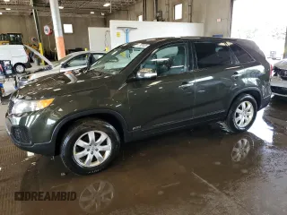 2012 Kia Sorento LX z VIN 5XYKTDA63CG264158, wystawiony jako Copart lot #62020405 z przebiegiem 162 633 mil mil oraz Czysty tytuł • Clean title. Historia ofert i sprzedaży dostępna na DreamBid. Obrazek 1.