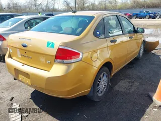 2009 Ford Focus SE z VIN 1FAHP35N29W197600, wystawiony jako IAAI lot #41821808 z przebiegiem 180 568 mil mil oraz . Historia ofert i sprzedaży dostępna na DreamBid. Obrazek 4.