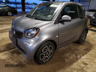 2019 Smart fortwo Pure z VIN WMEFJ9BA2KK396037, wystawiony jako Copart lot #83991904 z przebiegiem 32 137 mil mil oraz Szkody całkowita. Historia ofert i sprzedaży dostępna na DreamBid. Obrazek 1.