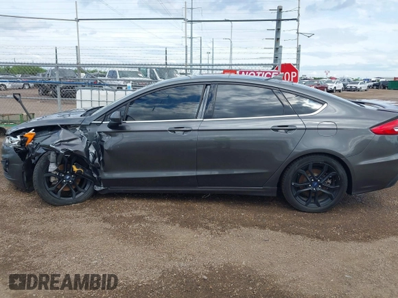 2019 Ford Fusion SE with VIN 3FA6P0HD3KR171749, listed as a IAAI auction lot 40298552 with 70,784 mi miles. Bid and sale history available at carsss.com. Image 14.