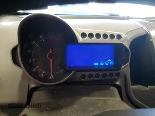 2012 Chevrolet Sonic LS z VIN 1G1JA5SHXC4115017, wystawiony jako Copart lot #54896935 z przebiegiem 167 219 mil mil oraz Szkoda całkowita • Salvage title. Historia ofert i sprzedaży dostępna na DreamBid. Obrazek 9.