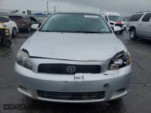 2008 Scion tC Spec z VIN JTKDE167280259526, wystawiony jako Copart lot #57526575 z przebiegiem 164 428 mil mil oraz Szkoda całkowita • Salvage title. Historia ofert i sprzedaży dostępna na DreamBid. Obrazek 5.