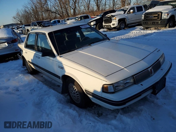 1991 Oldsmobile Cutlass z VIN 1G3AJ54N9M6353764, wystawiony jako Copart lot #87502015 z przebiegiem 170 646 mil mil oraz Szkody całkowita. Historia ofert i sprzedaży dostępna na DreamBid. Obrazek 4.