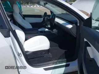 2022 Tesla Model Y Long Range z VIN 7SAYGDEE7NF418223, wystawiony jako IAAI lot #42046651 z przebiegiem 18 724 mil mil oraz . Historia ofert i sprzedaży dostępna na DreamBid. Obrazek 5.