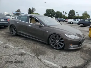 2013 Tesla Model S Performance z VIN 5YJSA1DP0DFP18285, wystawiony jako Copart lot #58437215 z przebiegiem 130 059 mil mil oraz Czysty tytuł • Clean title. Historia ofert i sprzedaży dostępna na DreamBid. Obrazek 4.