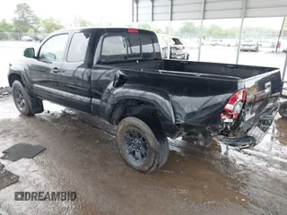 2015 Toyota Tacoma z VIN 5TFUX4EN8FX034499, wystawiony jako IAAI lot #42254201 z przebiegiem 177 756 mil mil oraz . Historia ofert i sprzedaży dostępna na DreamBid. Obrazek 3.