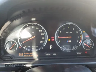 2013 BMW M5 with VIN WBSFV9C59DD096273, listed as a Copart auction lot 84923264 with 122,028 mi miles and Salvage Title. Bid and sale history available at carsss.com. Image 9.