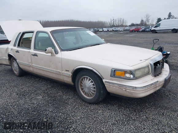 1996 Lincoln Town Car Cartier z VIN 1LNLM83WXTY652495, wystawiony jako IAAI lot #41538281 z przebiegiem 221 804 mil mil oraz . Historia ofert i sprzedaży dostępna na DreamBid. Obrazek 1.