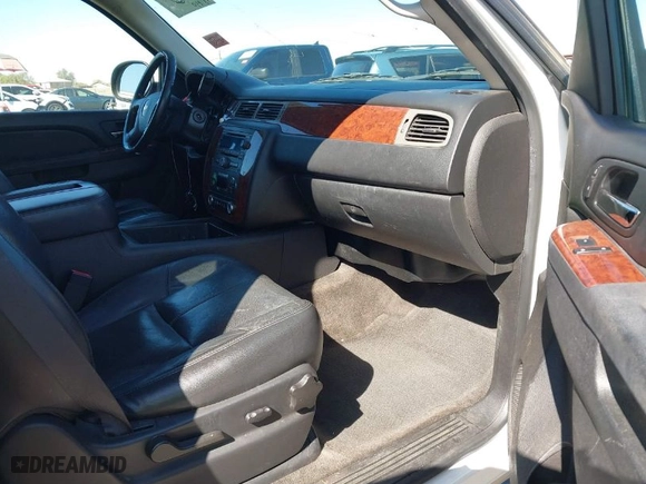 2014 Chevrolet Suburban LT with VIN 1GNSKJE75ER212434, listed as a IAAI auction lot 41681972 with 381,890 mi miles. Bid and sale history available at carsss.com. Image 5.